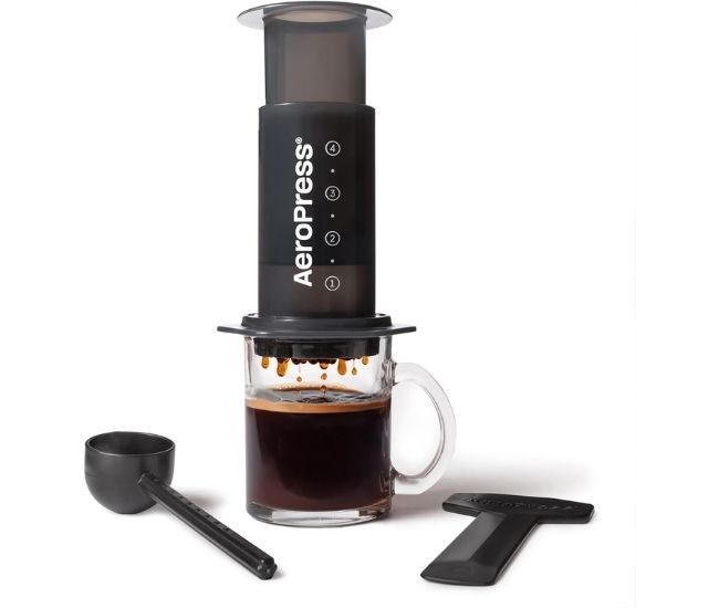 Portable manual coffee press in parts, with a plunger, filter cap and brewing chamber